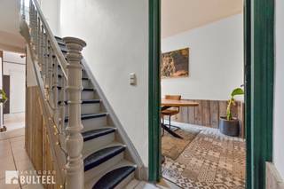 Deze knusse woning in de nabijheid van het centrum biedt u op het gelijkvloers een inkomhal, een living die warmte uitstraalt en afgewerkt is met een leuke en onderhoudsvriendelijke tegel, een vernieuwde en ingerichte keuken en een badkamer met douche, lavabo en toilet. Op de eerste verdieping zijn er 2 ruime slaapkamers en een vaste trap naar de zolder waar zich de 3de slaapkamer bevindt en waar er mogelijkheid is tot het inrichten van een bureauruimte of dressing. Buiten geniet u van een aangenaam stadsterras. De ramen zijn voorzien van dubbele beglazing. Centrale verwarming op aardgas. Elektriciteit is conform. Geen renovatieverplichting. Op wandelafstand van winkels, scholen en het centraal station. Voldoende parkeermogelijkheden in de directe omgeving. Goede verbinding naar E17 en E34.