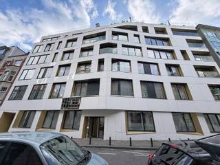 Plan je bezoek in via www.living-stone.beModern appartement met 1 slaapkamer in het centrum van BrusselGelegen op de 4e verdieping met lift.Indeling:...