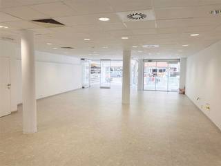 Multifunctioneel modern handelspand te huur , gelegen op een strategische ligging te Oostduinkerke bad. Dit makkelijk bereikbaar pand heeft een gelijkvloerse opp. van 320 m² en heeft zeezicht vanuit de Leopold II laan en kijkt uit op de Albert I laan.<br />Bijkomend is er nog een buitenterras van maar liefst 70 m².<br />Ideaal voor de uitbating van een leuk horecaconcept. Koer en kelder aanwezig.<br />De maandelijkse huurprijs bedraagt 3.950 Euro + onr. voorh. + kosten.<br />Benieuwd naar dit bedrijfsvastgoed te huur aan de Belgische Kust in Oostduinkerke?<br />Contacteer info@immodelestre.be of 054 33 62 52.