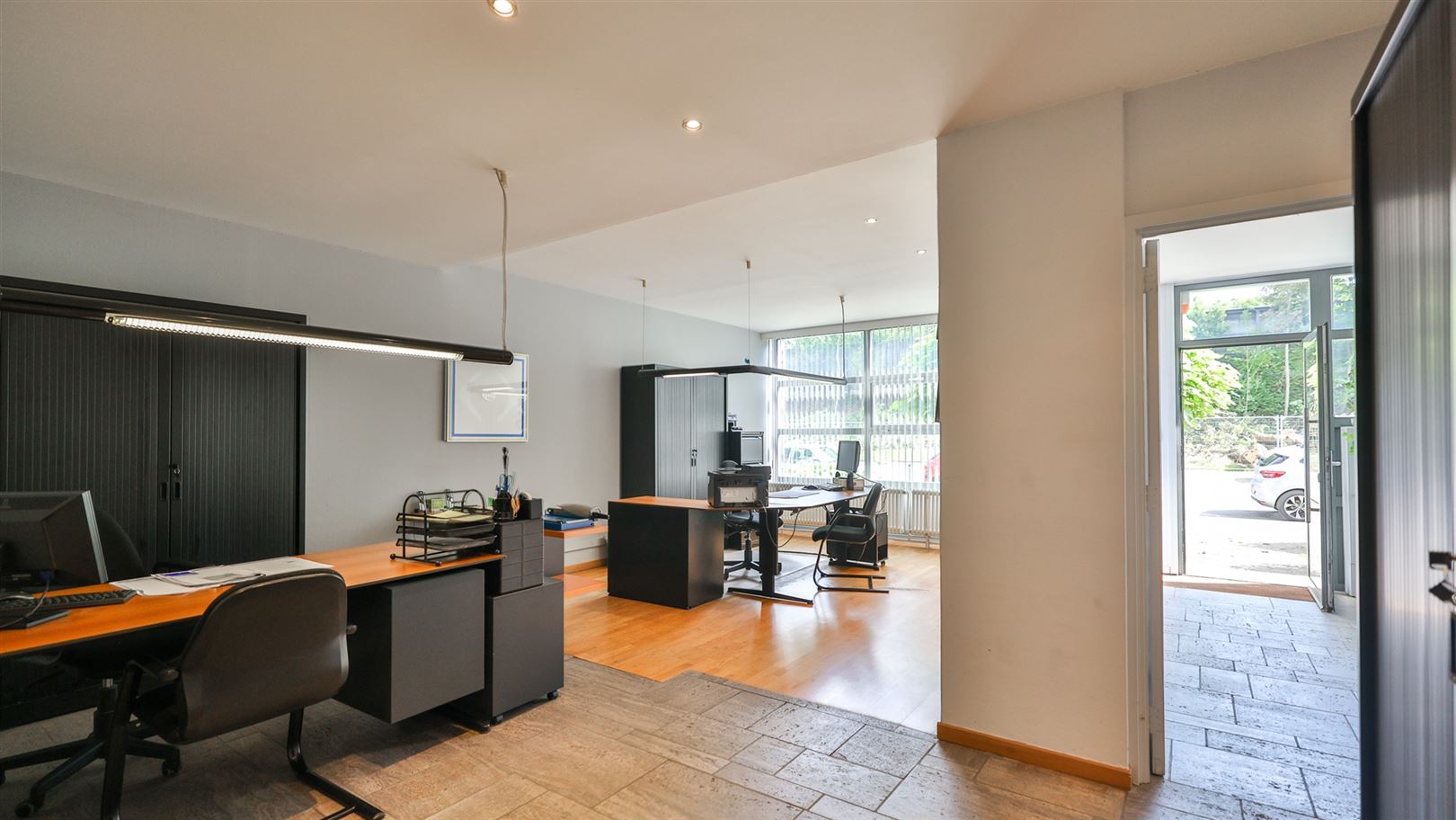 Commercieel gelijkvloers met veel parkeerplaats voor de deur - foto 4