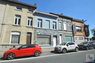 Gelegen in de stadskern van Ronse biedt deze eigendom een tal aan mogelijkheden, dit gezien zijn ruim bewoonbare oppervlakte en de achterliggende loods met uitweg op de Olifantstraat. Ideaal geschikt voor wonen in combinatie met een zelfstandige activiteit, opbrengsteigendom of een ruime woning met stadstuin, garage en uitweg. Indeling, gelijkvloers: inkomhal met toegang tot de droge en ruime stakelder, woonkamer met eetplaats, keuken, badkamer, apart toilet, overloop en ruime loods/magazijn met uitweg op de Olifantstraat. Eerste verdiep: traphal en 3 slaapkamers. Zolderverdiep: kan ingericht worden als extra slaapkamers. Technisch: te renoveren, deels dubbele beglazing, verwarming via kachels op aardgas, hoge plafondhoogte = ruime volume, EPC-label: F en renovatieplicht. Mogelijkheid tot samen aan te kopen met de naastliggende eigendom op nr. 46. Voor meer informatie en/of bezichtiging, contacteer IMMOBOSS: 0472 93 98 79 of tom@immoboss.be