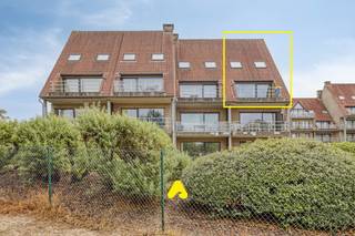 <em><strong>Ruim duplex-appartement met 3 slaapkamers in een groene en rustige omgeving</strong></em><br /><br />Dit uitstekend onderhouden duplex-appartement bevindt zich op de tweede verdieping van Residentie Oase, een rustig gebouw omgeven door groen.<br />Dankzij de aangename ligging geniet u hier van rust, privacy en een mooi open uitzicht op beschermd duingebied.<br /><br />Via de inkomhal bereikt u de lichtrijke leefruimte, waar grote raampartijen zorgen voor veel natuurlijk daglicht.<br />De zithoek en eethoek sluiten naadloos aan op de open keuken, uitgerust met kwalitatieve inbouwtoestellen.<br /><br />Vanuit de leefruimte heeft u toegang tot de ruime terrassen, waar u op elk moment van de dag kunt genieten van de zon en het groene uitzicht.<br /><br />De duplexverdieping omvat drie volwaardige slaapkamers. Dankzij de grote Velux-ramen zijn de kamers bijzonder licht en werden ze optimaal ingericht met praktische maatkasten.<br />De badkamer beschikt over een douche, een marmeren wastafel, een toilet en een wasmachine. Kelderberging.<br /><br />Er is bovendien de mogelijkheid om een ondergrondse gesloten garagebox aan te kopen.<br /><br /><strong>TROEVEN :</strong><br />✔ Rustige en groene ligging<br />✔ 3-gevelappartement met O-Z-W oriëntatie<br />✔ 3 volwaardige slaapkamers<br />✔ Ruime zonneterrassen<br />✔ Recent vernieuwde thermische beglazingen en velux-ramen<br />✔ Kelderberging<br />✔ Gemeenschappelijke fietsenberging<br /> 