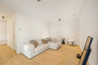 Gelegen in de prestigieuze wijk Nieuw Zuid, biedt dit <strong>gemeubelde</strong> high-end appartement het perfecte evenwicht tussen stadsleven, cultuur en natuur. Hier geniet je van trendy restaurants, gezellige koffiebars, kunstgalerijen, en het KMSKA én de prachtige Scheldekaaien met wandelboulevard. Liever wat meer natuur en rust? Ontspan, wandel of jog in de uitgestrekte Hobokense Polder, op slechts enkele minuten van uw deur.<br /><br /><strong>Indeling</strong><br />Het appartement werd smaakvol ingericht met hoogwaardige materialen en stijlvol meubilair. Grote raampartijen zorgen voor overvloedig licht en verbinden de leefruimte met het ruime terras. Ruime leefruimte met open keuken (volledig uitgerust), slaapkamer met ruime dressing, badkamer met ligbad en dubbele lavabo, kast met wasmachine/droogkast. Diverse inbouwkasten zorgen voor voldoende opbergruimte. Terras met panoramisch zicht op de Schelde en vernieuwde kaaien. Extra troef is het ruime zuidgerichte gemeenschappelijke dakterras met zicht op de Schelde.<br /><br /><strong>Troeven / Extra's.</strong>
<ul>
<li>Perfect voor expats, young professionals of wie houdt van urban living met een vleugje klasse.</li>
<li>Optioneel autostaanplaats met laadpunt beschikbaar aan 150 EUR/maand.</li>
<li>Volledig bemeubeld, en voorzien van alle huisraad, bedlinnen, badlinnen,..</li>
<li>Energieklasse A.</li>
<li>Alg. kosten 150 EUR/maand.</li>
<li>EPB in opmaak.</li>
</ul>
