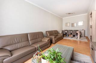 <h2><span>Ruime stadswoning met 5 slaapkamers en buitenruimte in het hart van Oud-Berchem</span></h2><p><span>Op een centrale locatie in het geliefde Oud-Berchem bevindt zich deze ruime stadswoning met vijf slaapkamers, kelder en kleine gezellige buitenruimte/koer. De woning biedt een uitstekende opportuniteit voor wie op zoek is naar een renovatieproject met veel potentieel op een topligging.</span></p><p><span>De buurt staat bekend om haar levendige karakter en aangename woonomgeving. Winkels, scholen, horeca en openbaar vervoer bevinden zich op korte afstand. Dankzij de nabijheid van station Antwerpen-Berchem en belangrijke invalswegen geniet u bovendien van een vlotte bereikbaarheid.</span></p><p><span>Op het gelijkvloers vindt u een inkomhal, leefruimte, keuken, wasplaats, badkamer (onlangs gerenoveerd) en een aangenaam stadskoertje. De eerste verdieping beschikt over drie slaapkamers en een afzonderlijk toilet. Op de tweede verdieping bevinden zich nog twee bijkomende ruime slaapkamers.</span></p><p><span>De woning dient wat gemoderniseerd te worden, maar biedt dankzij haar royale oppervlakte en praktische indeling heel wat mogelijkheden om er een comfortabele gezinswoning van te maken.</span></p><p><span>Verder beschikt de woning over een ruime kelder, ideaal als extra opslagruimte.</span></p><p><span>Een interessante kans voor handige renovatoren, of gezinnen die hun eigen woonproject willen realiseren in een van de meest gegeerde buurten van Berchem.</span></p><p><span> </span></p>
