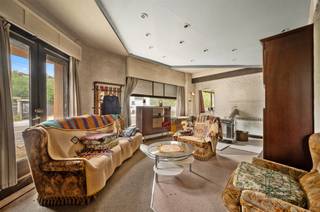 <p><span>Unieke eigendom met veel potentieel te Keerbergen, voormalig café en woning samengevoegd tot één ruime woning</span></p><p><span>Ben je op zoek naar een woning met véél ruimte én véél mogelijkheden? Dan is dit pand in het hart van Keerbergen zeker een bezoek waard. Oorspronkelijk bestond het uit een café en een aparte woonst, die later werden samengevoegd tot één grote woning wat resulteert in een verrassend ruim geheel boordevol potentieel.</span></p><p><span>Indeling &amp; mogelijkheden</span><span><br />Op het gelijkvloers tref je tal van grote en kleinere ruimtes, ideaal voor wie graag veel leefruimte heeft of op zoek is naar een pand met polyvalente invulling. Kijk zeker naar de plannen om de indeling goed te begrijpen de mogelijkheden zijn oneindig! Boven zijn er maar liefst vijf (of meer) slaapkamers, perfect voor grote gezinnen, co-housing, een praktijk aan huis of andere creatieve invullingen.</span></p><p><span>Te renoveren</span><span><br />De woning dient grondig gerenoveerd te worden. Ideaal voor de handige harry of projectontwikkelaar die een pand naar eigen smaak wil omtoveren tot een warme thuis of stijlvolle investering.</span></p><p><span>Interessant perceel met ontwikkelingspotentieel</span><span><br />Het perceel biedt naast de ruime woning ook interessante ontwikkelingskansen. Volgens het Ruimtelijk Uitvoeringsplan (RUP) is het mogelijk om het perceel op te splitsen in twee bouwgronden: één voor een open en één voor een halfopen bebouwing.</span></p><p><span>Samengevat:</span></p><ul><li><span>Voormalige café + woning, samengevoegd tot één grote eigendom</span></li><li><span>Zeer ruime woning met 5+ slaapkamers</span></li><li><span>Gelijkvloers met veel kamers en mogelijkheden</span></li><li><span>Grondige renovatie nodig</span></li><li><span>Interessante bouwgrond mogelijkheden volgens RUP</span></li><li><span>Veel werk, maar nog meer potentieel!</span></li></ul><p><span>Grijp deze kans om een uniek stuk vastgoed met geschiedenis én toekomstmogelijkheden in handen te krijgen. Contacteer ons voor meer info of een bezoek ter plaatse!</span></p>