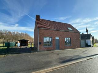 In een rustige en groene omgeving in Dentergem bevindt zich deze charmante woning met 3 slaapkamers. De ideale woning voor wie landelijk en ontspannen wil wonen.<br /><br />INDELING:<br />GELIJKVLOERS: lichtrijke leefruimte, glazen schuifdeur naar de volledig ingerichte keuken met ontbijthoek (maat kasten, frigo met diepvriesvak, keramische kookplaat, dampkap, combi-oven, vaatwasser...), gastentoilet, technische ruimte, ingerichte badkamer met douche in het bad en dubbel lavabomeubel, toegang tot de garage met automatische sectionaalpoort.<br /><br />VERDIEPING: drie slaapkamers en toilet<br /><br />Tuin met tuinberging en parking binnen het terrein.