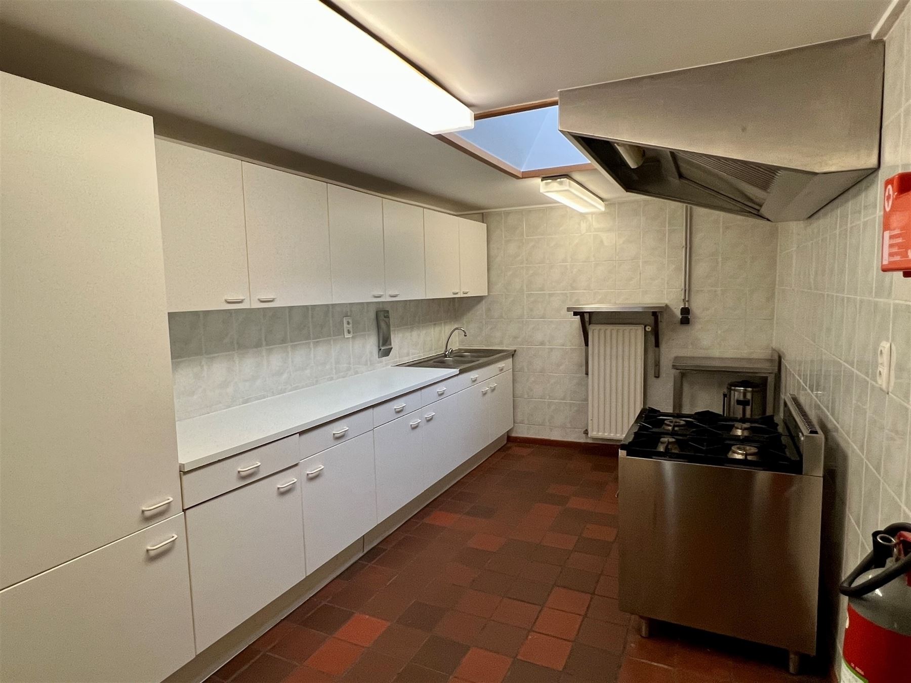 Veelzijdig en ruim commercieel pand met woonst - foto 3