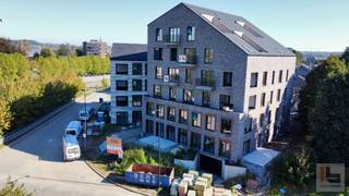 Het nieuwbouwproject van residentie ROOOTS ligt op de hoek van de Molendam en Saint-Sauveurstraat te Ronse. Dit op wandelafstand van het centrum, station en warenhuizen. <br /><br />Dit appartement bevindt zich op de 4de verdieping en geniet van een prachtig zicht!<br />INDELING: inkomhal, gastentoilet, leefruimte met ingerichte keuken, slaapkamer 1, badkamer, slaapkamer 2, berging en terras!<br /><br />PLUSPUNTEN: <br />+ Bijna-energieneutraal (max E30) <br />+ Onroerende voorheffing: 50% vrijstelling onroerende voorheffing<br />+ centrale verwarming: warmtepomp &amp; vloerverwarming <br />+ prachtig zicht <br />+ Ondergrondse garageboxen, autostaanplaatsen en bergingen <br />+ Nabij station, scholen &amp; warenhuizen <br />+ Interessante investering <br />+ prachtig zicht!<br /><br />MEER INFORMATIE OVER DIT PRACHTIG PROJECT? CONTACTEER JENS@IMMOBOSS.BE of 0488 98 13 30