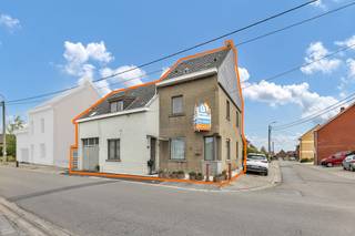 <p>Voor meer info of bezoek, bel 02/884.23.26. - Bent u op zoek naar een ruime woning met tal van mogelijkheden? Deze <strong>charmante woning</strong>, gekend als handelshuis, beschikt over een <strong>bewoonbare oppervlakte van 205 m²</strong> en biedt heel wat potentieel voor wie op zoek is naar ruimte en flexibiliteit.</p><p></p><p>De woning telt <strong>vier slaapkamers</strong>, een aangename leefruimte met ruime keuken, dressing en eetkamer. Daarnaast beschikt ze over een <strong>ruime zolder</strong> (36m²) die nog volledig kan worden ingericht naar eigen wens. Verder is er een <strong>kelder</strong> aanwezig wat zorgt voor extra opbergruimte. Buiten geniet u van een <strong>zonneterras van ca. 20 m²</strong>, ideaal om te ontspannen. De <strong>garage</strong> vormt een extra troef.</p><p></p><p>Tot slot is de woning uitgerust met <strong>centrale verwarming op aardgas</strong> en grotendeels voorzien van <strong>dubbele en driedubbele beglazing</strong>. De woning is <strong>op te frissen</strong>, wat u de mogelijkheid biedt om deze volledig naar eigen smaak te moderniseren.</p><p></p><p>De ligging is bijzonder gunstig: in de nabijheid van winkels, scholen, sportinfrastructuur, belangrijke invalswegen, de E40 en de Brusselse ring, wat zorgt voor een uitstekende bereikbaarheid.</p><p></p><p>Met een <strong>EPC-score E</strong> geldt er een <strong>renovatieverplichting</strong>, maar dit biedt meteen de kans om de woning energiezuiniger en toekomstgericht te maken. Maatregelen opgenomen in het maatregelenregister: nee.</p>