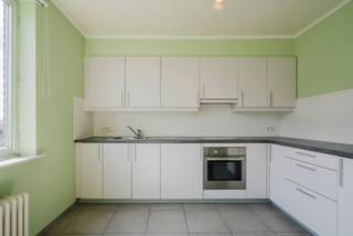 Instapklaar appartement in het centrum van Avelgem. Ideaal voor een starter of investeerder.<br /><br />Het appartement is functioneel ingedeeld met een lichte leefruimte, een keuken, één slaapkamer en een badkamer met douche, lavabo & toilet. Dankzij de grote ramen geniet u van veel natuurlijk lichtinval. <br /><br />Het groot terras op het noord-westen grenst rechtstreeks aan de leefruimte, een natuurlijke verlenging van uw wooncomfort. Scholen, winkels en openbaar vervoer bevinden zich letterlijk voor de deur. Leven in het centrum van Avelgem is hier op het juiste adres.<br />Instapklaar & een gunstig EPC-label maakt dit appartement meteen bewoonbaar.<br /><br />Een kelderberging is inbegrepen als extra opbergruimte.<br /><br />Optioneel kan een garage met manuele poort achteraan het gebouw worden bijgekocht voor een extra € 12.500.<br /><br /><br />Waarom net dit aanbod overwegen?<br />-> centrale ligging<br />-> instapklaar met EPC C<br />-> kelderberging inbegrepen<br />-> garage optioneel bijkomen<br />-> ideaal als investering<br />-> alles op wandelafstand<br /><br />Interesse, bel 0471 69 44 30<br />Attesten & documenten: www.nestr.be