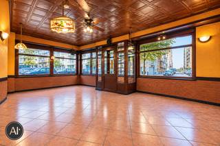 <p>Op een absolute toplocatie in Oostende, gelegen op een opvallende hoekligging met maximale visibiliteit, bevindt zich deze veelzijdige COMMERCIËLE HANDELSRUIMTE van maar liefst 140 m². Het pand beschikt over een VERGUND TERRAS en wordt momenteel uitgebaat als een gekend restaurant met een trouw en gevestigd cliënteel.</p><p> </p><p>Dankzij de uitzonderlijke ligging in een levendige en toeristische omgeving geniet deze eigendom van een constante passage van bewoners, bezoekers en toeristen. Dit maakt het pand uitermate geschikt voor ondernemers die hun zaak willen vestigen op een strategische locatie met uitstekende commerciële uitstraling en bereikbaarheid.</p><p> </p><p>De handelsruimte biedt tal van mogelijkheden, zowel voor horeca-uitbating als voor andere commerciële activiteiten. Met een potentieel van ongeveer 70 zitplaatsen vormt dit pand een uitstekende opportuniteit voor wie op zoek is naar een rendabele investering of een succesvolle uitvalsbasis voor een eigen onderneming.</p><p> </p><p>Extra troeven:<br />• Kelderruimte van ca. 27 m²<br />• Vitrine van ca. 14 meter<br />• Airconditioning<br />• Koer<br />• Dubbele beglazing<br />• Uitstekende bereikbaarheid<br />• Mobi-score: 9,3/10</p><p>Een zeldzame opportuniteit voor ondernemers en investeerders die op zoek zijn naar een commerciële topligging in één van de meest gekende stadsdelen van Oostende.</p><p> </p><p>Wenst u meer informatie of een bezoek aan deze unieke eigendom?</p><p>Contacteer Vastgoedmakelaar Lewis Lanoye (BIV 518.018)<br />📞 0456/20.04.64<br />✉️ lewis@altro-vastgoed.be</p>