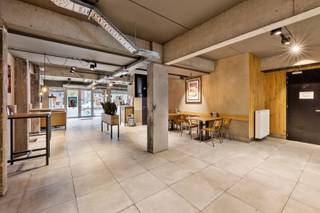 Gelegen op een AAA-locatie in het hart van Ninove, vlak tegenover het drukbezochte Ninia Shopping Center. Dit goed omvat commercieel gelijkvloers +...