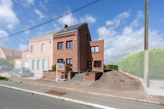 In een rustige omgeving vindt u deze karaktervolle en deels gerenoveerde woning die nog wat verdere afwerking vraagt. Dankzij de royale...
