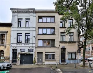 <p><span>In een zijstraat van de gezellige Dageraadplaats met zijn vele cafés en restaurants, verkopen we op de 1ste verdieping van een kleinschalig gebouw dit 2-slaapkamer-appartement (71 m²).</span></p><p><span>Het appartement kan een grondige update gebruiken maar heeft wel alvast een conforme elektriciteit, een epc B-label én is asbestveilig!</span></p><p><span>In het gebouw , dat slechts 3 verdiepingen telt, werden alle ramen en de voordeur reeds vernieuwd.  Het dak werd geïsoleerd met 5 cm isolatie.</span></p><p><span> </span></p><p><span>Indeling:</span></p><p><span>Het appartement heeft een eenvoudige keuken met terrasje, een lichte L-vormige living op laminaat, een badkamer met douche, wc en lavabo en achteraan 2 slaapkamers.</span></p><p><span>Zie het grondplan op onze website voor de indeling en de afmetingen. Een plan met alternatieve indeling werd ook alvast toegevoegd.</span></p><p><span> </span></p><p><span>De verwarming is individueel met een gaskachel in de living.  Er is geen externe syndicus en geen lift in het gebouw; de gemeenschappelijke kosten zijn dus beperkt.</span></p><p><span>Tot slot is er nog een kelderberging voor extra opbergruimte.</span></p><p><span> </span></p><p><span>In hetzelfde gebouw verkopen we nog een ander appartement - info op aanvraag.</span></p><p><span> </span></p><p><span>Troeven:</span></p><p><span>- Locatie locatie locatie!</span></p><p><span>- EPC B</span></p><p><span>- Eigen nutsvoorziening (gas, water, elektriciteit)</span></p><p><span>- Elektriciteit conform</span></p><p><span>- Ideaal starters-appartement of opbrengsteigendom </span></p><p><span>- Nauwelijks gemeenschappelijke kosten</span></p><p><span> </span></p><p><span>Nuttige informatie:</span></p><p><span>- EPC 196 kWh m²/j</span></p><p><span>- P- en G-score = A </span></p><p><span> </span></p><p><span>Maak nu je afspraak! Bel 03-449 42 41 of mail naar hallo@habicom.be</span></p><p><span>De waarde van uw eigendom kennen?  Maak een vrijblijvende afspraak met een habicom-expert in uw buurt</span></p><p><span> </span></p><p><span> </span></p>