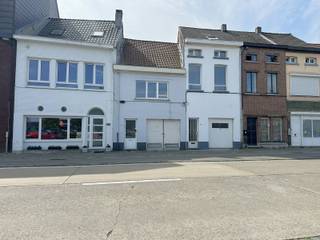 Op zoek naar een investering met een relatief beperkt beheer en een bestaande huuropbrengst? Dit eigendom omvat 7 garageboxen, gelegen achter een afsluitbare poort aan de Nekkerspoelstraat. Via de doorgang bereikt u een privatief pleintje waarrond de zeven garageboxen zijn gelegen.<br />De totale oppervlakte van het geheel bedraagt circa 213 m².<br />Momenteel zijn 6 van de 7 garageboxen verhuurd, met een gemiddelde huurprijs van ongeveer € 80 per maand per box. Dit vertegenwoordigt momenteel een jaarlijkse huuropbrengst van circa € 5.760, exclusief de nog vrijgekomen zevende garagebox.<br />De garageboxen bieden een praktische en veilige oplossing voor het stallen van een wagen, motor, fietsen of het opbergen van materiaal. Er is geen elektriciteitsaansluiting aanwezig in de garageboxen. De garagepoorten en de daken van de garageboxen kunnen een opfrissing gebruiken. Dit biedt de nieuwe eigenaar de mogelijkheid om het geheel verder te verfraaien en de uitstraling en het gebruikscomfort van de garageboxen te optimaliseren.<br /><br />De garages bevinden zich in de wijk Nekkerspoel, een stedelijke en goed ontsloten omgeving ten noorden van het historische centrum van Mechelen. In de onmiddellijke omgeving zijn diverse winkels en dagelijkse voorzieningen aanwezig. Ook het station Mechelen-Nekkerspoel bevindt zich op korte afstand en zorgt voor vlotte verbindingen richting onder meer Antwerpen en Brussel. De combinatie van woningen, appartementen, handelszaken en de nabijheid van het stadscentrum maakt deze locatie interessant voor garageverhuur. Garageboxen bieden hier een praktische oplossing voor wie op zoek is naar een eigen parkeer- of opslagruimte.