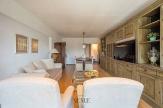 In an absolutely top location in Knokke, on the coveted Van Bunnenplein, you will find this furnished apartment on the fourth floor. Thanks to its central location, you can enjoy easy accessibility, just a few steps from the promenade, the beach, the shops, and the numerous restaurants that make Knokke so attractive.<br /><br />The bright living room opens onto a pleasant sun terrace where you can enjoy the afternoon sun and a lateral sea view. The semi-open, equipped kitchen complements the living space and offers all the basic comforts. Furthermore, the apartment has a practical storage room with a connection for a washing machine, a bathroom, and two full-size bedrooms, one with a double bed and one with two single beds.<br /><br />Although the interior currently has a charming vintage look, the exceptional location is undoubtedly the biggest asset of this apartment. An interesting opportunity for those looking for a seaside stay with an excellent location, plenty of natural light, and a sunny terrace in the heart of Knokke.