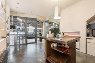 <p>Dit opbrengsteigendom, bestaande uit een handelsruimte en gerenoveerd duplex appartement met 3 slaapkamers, bevindt zich midden in het centrum van Schilde.<br />De totale huuropbrengst van dit eigendom bedraagt € 3.093, - per maand, zijnde € 37.116, - per jaar, wat voor een zéér gunstig rendement zorgt.<br />Het handelspand werd volledig gerenoveerd en opgedeeld in verschillende behandelingsruimtes, maar kan uiteraard ook terug omgevormd worden naar 1 grote winkelruimte.<br />Overname handelsfonds mogelijk.</p>
<p>HANDELSGELIJKVLOERS 133M²:<br />Winkelruimte 61 m² op polybeton met toilet en handenwasser.<br />Behandelingsruimte/bureel 9m² op polybeton.<br />2de en 3de behandelingsruimte/bureel elk 12m² met douche en lavabo.<br />4de behandelingsruimte/bureel 10m².<br />5de behandelingsruimte/bureel 8m².<br />Vergaderzaal 15m².<br />Wasplaats 6m² met ingemaakte kasten aansluiting voor wasmachine/droogkast en lavabo.</p>
<p>Zuidoost georiënteerd terras 20m² op kiezelsteentjes.<br />BIJZONDERHEDEN<br />Airco warmen en koelen, alarm, cv op aardgas, overal blokdeuren, aluminium schrijnwerk, dubbele beglazing.</p>
<p>DUPLEXAPPARTEMENT 140M²<br />1STE VERDIEPING<br />Private inkomhal 6m² op steenparket.<br />Woonkamer 35m² op steenparket voorzien van airco<br />Keuken 26 m² op steenparket met keramische kookplaat, combi-oven, vaatwasser, wijnkoeler, dubbele spoelbak en berging.<br />Wasplaats 5m².<br />Zonnig terras 15m² op bankirai.</p>
<p>2DE VERDIEPING<br />Overloop 15m² op steenparket.<br />Hoofdslaapkamer 20m² op steenparket met airco.<br />2de slaapkamer 12m² op steenparket.<br />3de slaapkamer 15m² op steenparket.<br />Badkamer 5m² met douche, lavabo en toilet.<br />Berging 1,5m².</p>
<p>BIJZONDERHEDEN<br />Verwarming op aardgas, thermostatische kranen, schrijnwerk in aluminium, dubbele beglazing, camerabewaking, blokdeuren.</p>
<p>POSITIEVE PUNTEN<br />TOPLOCATIE<br />3 slaapkamers<br />Enorme visibiliteit<br />Vele mogelijkheden<br />Zéér gunstig rendement<br />Nabij grote pocketparking<br />Gelegen in het centrum van Schilde</p>