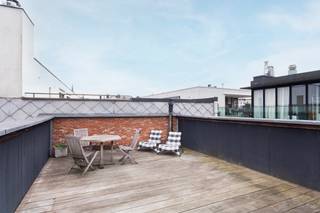 Dit lichtrijke duplex penthouse van ca. 130 m² is gelegen in een rustige straat met uitzicht op de Botanische Tuin, op wandelafstand van de winkelstraten en het stadscentrum.<br /><br />Het appartement bevindt zich in een volledig gerenoveerd gebouw met slechts drie woonentiteiten. Via de gemeenschappelijke inkom en trap bereikt men de leefverdieping met een volledig uitgeruste open keuken met eiland, een ruime leef- en eetruimte op parketvloer, een apart bureel en een gastentoilet. Dankzij de brede voorgevel en hoge plafonds geniet deze verdieping van veel licht en een aangenaam ruimtegevoel.<br /><br />De slaapverdieping omvat drie slaapkamers en een nieuwe badkamer in natuursteen met douche, ligbad, dubbele wastafel en toilet. Via een interne trap bereikt men het privatieve dakterras in IPE-hout, waar het in alle rust heerlijk vertoeven is.<br /><br />Parkeerplaatsen zijn te huur in de straat, onder meer in Indigo Parking Leopold.<br /><br />Huurprijs: € 1.750/maand + € 50 gemeenschappelijke kosten<br />Beschikbaarheid: onmiddellijk