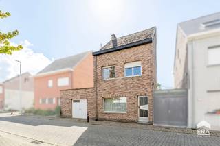 [[ DIT PAND NEEMT DEEL AAN DE ERA OPEN HUIZEN DAG OP 19/9 VAN 14:30 TOT 15:30 ]]
<p>Op zoek naar een <strong>ruime gezinswoning </strong>met <strong>3 slaapkamers</strong> en grote zolder in een rustige buurt <strong>nabij alle voorzieningen</strong>? Gevonden! De woning is gunstig gelegen nabij Aalst.</p>

<p>De inkomhal geeft uit op een <strong>lichtrijke leefruimte </strong>met veel mogelijkheden. Aansluitend bevindt zich de <strong>ruime keuken</strong> met toegang naar de tuin. Verder beschikt de woning over een badkamer, waarnaast een apart toilet voorzien is.<br /><br />Op de eerste verdieping vindt u drie slaapkamers terug. De tweede verdieping, bereikbaar via een vaste trap, herbergt de <strong>mogelijkheid tot een vierde slaapkamer (31 m²).</strong></p>

<p>Een van de troeven van deze woning is de goed onderhouden, <strong>zuidwestgerichte tuin</strong>, waar u de hele dag door van de zon kunt genieten.</p>

<p>Dankzij de <strong>uitstekende ligging</strong> nabij scholen, openbaar vervoer en met een vlotte verbinding naar het centrum van <strong>Aalst</strong>, combineert deze woning rust, ruimte en bereikbaarheid op een ideale manier. In het straat kan je gratis parkeren.</p>

<p><strong>Interesse? Contacteer ons gerust voor een bezoek via living@era.be of 053 41 40 25!</strong></p>