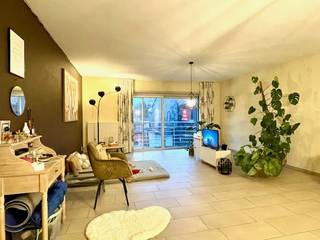 Dit ruime en instapklare appartement bevindt zich in residentie Torenzicht, centraal gelegen in de dorpskern van Lovendegem, op wandelafstand...