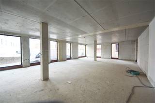 Bent u op zoek naar een energiezuinig nieuwbouw kantoor, praktijk  of creatieve workspace in een gebouw met een originele architectuur en makkelijke bereikbaarheid in de nieuwste hipste woonbuurt van Aalst? Check this out!Aan de oever van de Dender groeit en bloeit de NIEUWSTE WOONBUURT PIER KORNEL. Ontwikkelaars Revive en Matexi bundelden hun krachten samen om een voormalig industrieterrein om te vormen tot een plek waar het PRETTIG WONEN EN WERKEN is voor jong en oud. Je wordt er buur van o.a. DE SOEPTRIEN, een KINEPRAKTIJK en architectenbureel. Aan het water en op een BOOGSCHEUT VAN HET CENTRUM van Aalst ontdek je dit totaalconcept met een MIX aan wooneenheden, commerciële ruimtes en assistentiewoningen. Er is voor ieder wat wils. En daar stopt het dan ook niet ... Een collectieve tuin, gemeenschapsvoorzieningen, parking, aan alles werd gedacht.<br />Dit betreft een op de hoek gelegen lichtrijke CASCO ruimte met een opp. van 151.5 m². <br />(BUURT A.0.1). OPTIONELE AANKOOP ONDERGRONDSE PARKING EN EV. BERGING MOGELIJK. <br /><br />Het grondaandeel valt onder het stelsel van de registratierechten en op de constructiewaarde geldt de BTW wetgeving. <br />