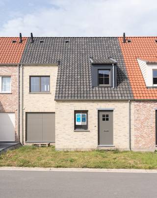 Gezellige instapklare woning in de landelijke stijl gelegen in de Vogelzangstraat, een zijstraat van de Hoogstraat, gelegen vlakbij het centrum...