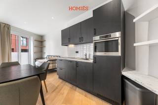 Deze volledig bemeubelde studio op het gelijkvloers combineert comfortabel wonen met een uitstekende ligging nabij het centrum. Dankzij de centrale locatie bevinden tal van faculteiten en lesgebouwen, winkels, openbaar vervoer en het park zich op korte afstand. Hierdoor is de studio zowel geschikt voor studenten als voor jonge werkenden die centraal en comfortabel willen wonen.<br />De studio beschikt over een praktisch ingerichte keuken met vaatwasser, combi-oven en koelkast met vriesvak. De afzonderlijke badkamer is voorzien van een douche, lavabo en toilet. De studio wordt volledig bemeubeld verhuurd: alle meubels die op de foto’s te zien zijn, zijn inbegrepen. Verwarming gebeurt via een energiezuinige warmtepomp, die tevens als airconditioning kan worden gebruikt.<br />De studio is onmiddellijk beschikbaar. De huurprijs bedraagt €950 per maand, aangevuld met €70 per maand voor water, internet en elektriciteit van de gemeenschappelijke delen. Het privatieve elektriciteitsverbruik wordt door de huurder via een individueel contract rechtstreeks met een energieleverancier afgesloten. Meer interesse of een bezichtiging inplannen? Neem contact op via info@homies.be.