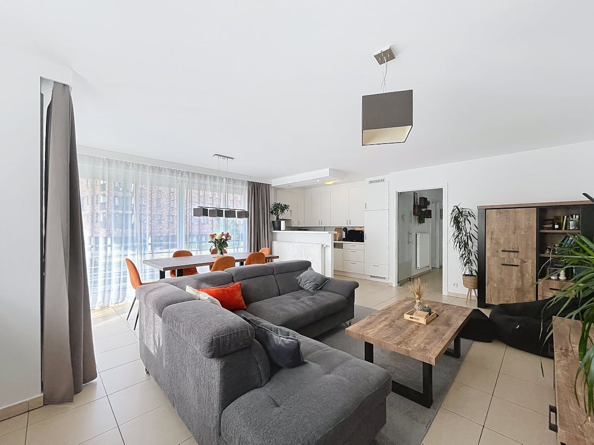 Lichtrijk 2-slaapkamerappartement met staanplaats te huur in Brugge - foto 4