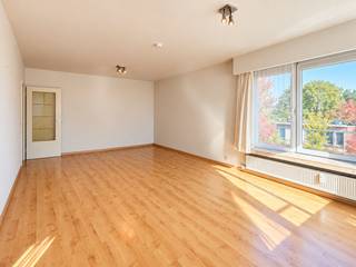 Op zoek naar een lichtrijk 2-slaapkamerappartement in Antwerpen, vlak bij het Te Boelaerpark en met een uitstekende verbinding naar de stad? Dit verzorgde appartement aan de Alfred Oststraat 8 in Borgerhout bevindt zich op de derde verdieping van een halfopen appartementsgebouw en combineert een rustige ligging met een bijzonder centrale bereikbaarheid.<br /><br />Het appartement beschikt over een bewoonbare oppervlakte van ca. 78 m². De aangename en lichte leefruimte van ongeveer 30 m² vormt het hart van het appartement en sluit rechtstreeks aan op de keuken. Deze is uitgerust met onder meer een keramische kookplaat, oven, microgolfoven en dampkap. Enkel een koelkast dient nog voorzien te worden.<br /><br />Via de centrale nachthal bereik je de twee slaapkamers, de badkamer en het afzonderlijke toilet. De badkamer beschikt over een douche en aansluitingen voor een wasmachine en eventueel een condensdroogkast.<br /><br />Het appartement werd gerenoveerd in 2014 en is netjes onderhouden. In het appartement ligt hoofdzakelijk laminaat en ook technisch zit het goed: de elektrische installatie is conform.<br /><br />Ook het gebouw zelf wordt verzorgd onderhouden en professioneel beheerd door een syndicus. De verwarming is collectief op gas, maar wordt individueel afgerekend volgens het eigen verbruik. Verder beschikt het gebouw over een lift en fietsenstalling. Bij het appartement hoort bovendien een ruime kelderberging. Er is geen private parkeerplaats inbegrepen, maar parkeren is mogelijk in de straat. Eventueel bestaat er de mogelijkheid om een garage of staanplaats van een andere eigenaar aan te kopen, indien beschikbaar.<br /><br />De ligging is een belangrijke troef. Je woont in een rustige straat in de driehoek Deurne – Berchem – Borgerhout, vlak bij de luchthaven van Deurne. Het Te Boelaerpark ligt praktisch aan de overkant van de straat, terwijl zowel het centrum van Antwerpen als de belangrijkste invals- en autosnelwegen vlot bereikbaar zijn.<br /><br />Dankzij de combinatie van 2 slaapkamers, 78 m² woonoppervlakte, veel lichtinval, lift, conforme elektriciteit en een centrale ligging is dit appartement bijzonder interessant voor zowel starters, koppels als investeerders die op zoek zijn naar een verhuurbaar appartement in Antwerpen.