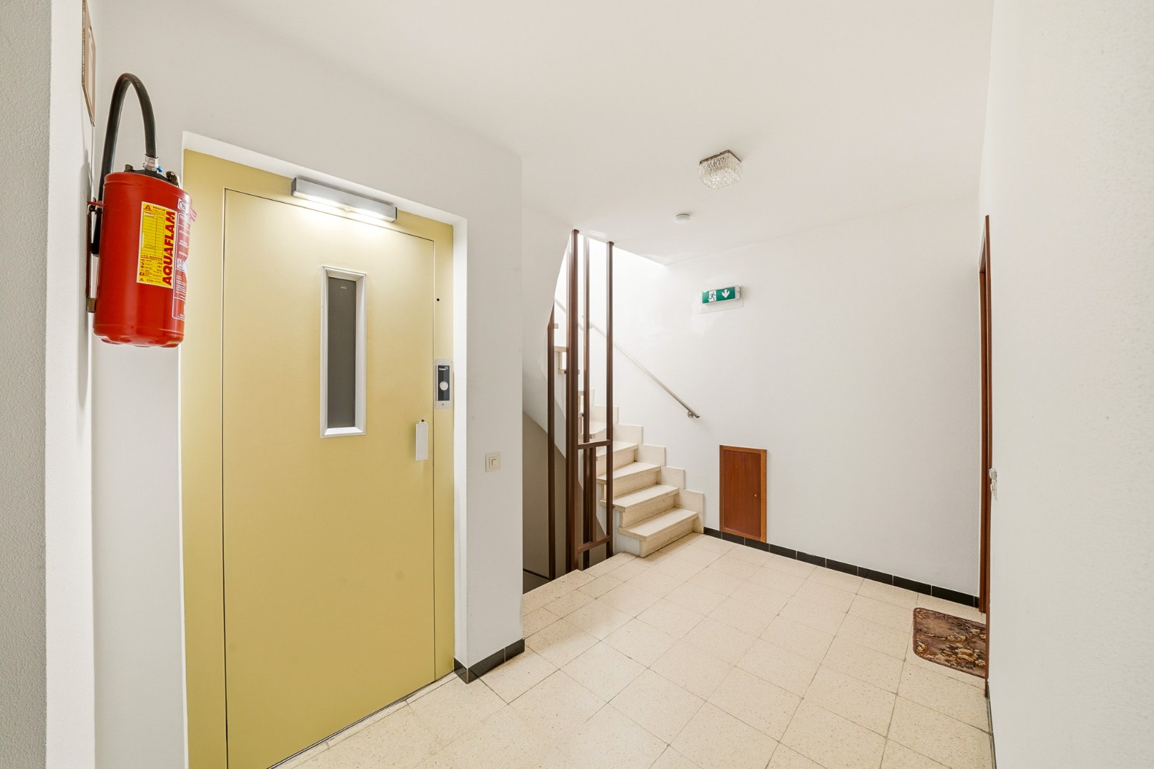 Op te frissen appartement met zicht op het Sint-Catharinaplein in Oostende - foto 4