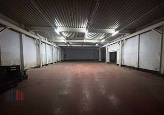 De loods is gelegen in het centrum van Gent, op slechts 2,3km van de R4. Het heeft een oppervlakte van 573m² en is voorzien van verlichting, elektriciteit en voldoende parkeergelegenheid. <br /><br />Heeft u interesse of wenst u graag meer details over dit aanbod?<br />Aarzel dan niet om contact op te nemen met <strong>PANORAMA B2B </strong>voor bijkomende informatie of om een vrijblijvend plaatsbezoek in te plannen. U kunt ons bereiken op het nummer <strong>09 219 90 30</strong>.