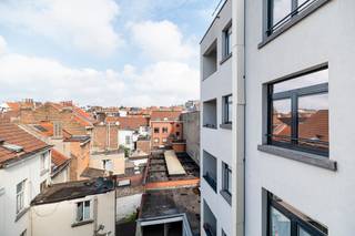 Investeringskans – Opbrengstpand in Etterbeek – Vlakbij het Jubelpark en de EU.<br />Adres: Louis Hap-straat 128, 1040 Etterbeek<br />Indeling: 7 wooneenheden (waarvan 6 stedenbouwkundig erkend)<br />Ideaal gelegen in een rustige en gewilde straat in Etterbeek, vlakbij de Europese instellingen, het openbaar vervoer (tram, bus, metro) en de winkels van de Place Jourdan en de Rue des Tongres. Ontdek dit opbrengstpand met een groot potentieel, dat bestaat uit 7 wooneenheden (waarvan 6 stedenbouwkundig erkend). Dit gebouw staat op een mooi perceel van ± 310 m² en heeft een royale totale oppervlakte van ± 850 m² bruto. Het biedt een uitstekende indeling voor een duurzame en rendabele vastgoedinvestering.<br />Het gebouw is als volgt ingedeeld: G-verdieping: 2 appartementen met 1 slaapkamer. Van de 1e tot de 5e verdieping: 1 appartement met 3 slaapkamers per verdieping.<br />Individuele meters voor water, gas en elektriciteit per wooneenheid. Er zijn op korte termijn geen grote werkzaamheden te verwachten. Achtergevel geïsoleerd.<br />Prijs: 2.700.000 € <br />Huidige / potentiële huuropbrengst: (in te vullen)<br />EPB: tussen “D” en “G”.<br />Bezichtigingen en informatie: telefonisch op 0477 57 98 87 of per e-mail LMEERT@TREVI.BE