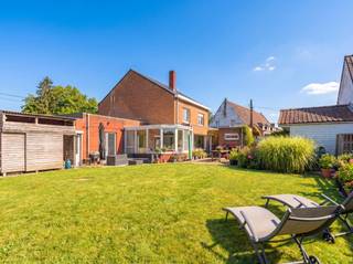 Bent u op zoek naar een eigendom waar wonen en ondernemen perfect samengaan? Dan is deze unieke woning beslist een bezoek waard. Deze veelzijdige eigendom combineert een ruime gezinswoning met een recent vernieuwd en instapklaar horecagedeelte op het gelijkvloers, waardoor ze tal van mogelijkheden biedt voor zelfstandigen, horeca-uitbaters of investeerders.<br /><br />De woning beschikt over vier volwaardige slaapkamers, waardoor ze perfect geschikt is voor een gezin of voor wie graag extra ruimte heeft. Bovendien biedt de praktische indeling heel wat mogelijkheden om de woning volledig naar eigen wensen in te vullen.<br /><br />Het recent gerenoveerde horecagedeelte op het gelijkvloers is volledig instapklaar en vormt een ideale uitvalsbasis voor wie wonen en werken op één locatie wil combineren.<br /><br />Achteraan de woning bevindt zich een aangename tuin waar u in alle rust kunt ontspannen na een drukke werkdag. Daarnaast beschikt de woning over een ruime zolder en twee praktische kelderruimtes, die zorgen voor heel wat extra opslagruimte.<br /><br />Extra troeven<br /><br />✔ Recent vernieuwd en instapklaar horecagedeelte<br />✔ 4 ruime slaapkamers<br />✔ Conforme elektrische installatie (AREI)<br />✔ Asbestveilig<br />✔ Ruime zolder met uitbreidingsmogelijkheden<br />✔ Twee praktische kelders<br />✔ Aangename tuin<br /><br />Geen zorgen over het EPC! Door het dak langs de binnenzijde te isoleren, verdwijnt de renovatieverplichting, waardoor u de woning zonder ingrijpende renovaties verder kunt moderniseren.<br /><br />Bent u op zoek naar een eigendom met tal van mogelijkheden waar wonen en ondernemen hand in hand gaan? Contacteer ons vandaag nog voor een bezoek en ontdek zelf de vele troeven van deze unieke vastgoedopportuniteit!<br /><br />UC: 20240401-0003195619-RES-1 EPC: 567KWh<br />ref: RVP/26051/K<br />Recente stedenbouwkundige inlichtingen zijn in aanvraag.
