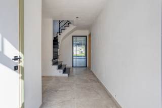 Te koop: moderne halfopen bebouwing in Blaasveld.
<p> </p>

<p>Deze prachtige nieuwbouw (bouwjaar 2025) is afgewerkt met hoogwaardige materialen en biedt een energiezuinige leefomgeving dankzij zonnepanelen, airco en een warmtepomp. Met vier slaapkamers en een ruime indeling is dit de ideale gezinswoning. De ligging combineert rust met vlotte bereikbaarheid.</p>

<p> </p>

<p>Belangrijkste ruimtes:<br />• Ruime woonkamer en eetkamer met veel lichtinval<br />• Moderne open keuken met inductiekookplaat, oven, microgolfoven, vaatwasser, koelkast en ingemaakte kasten<br />• Vier ruime slaapkamers met airco en vloerverwarming.<br />• Badkamer met inloopdouche, ligbad en dubbele wastafel in meubel<br />• Twee toiletten met handenwasser<br />• Berging met aansluitingen voor wasmachine en droogkast<br />• Garage met sectionale poort<br />• Terras en ruime tuin</p>

<p> </p>

<p>Troeven:<br />• Prachtige nieuwbouw met hoogwaardige materialen<br />• Zonnepanelen, airco en warmtepomp<br />• Veel ruimte voor comfortabel wonen</p>

<p> </p>

<p>Neem vandaag nog contact op met je ERA-makelaar voor een bezoek.</p>

<p> </p>

<p>JOUW DROOMHUIS. ZO GEVONDEN!</p>