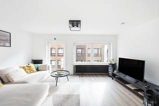 Modern en instapklaar appartement op goede locatie, op slechts 100 meter van de Zeedijk en het Heldenplein in Heist.<br />Dit zuidgericht 2-slaapkamerappartement beschikt over een zonnig terrasje en is ideaal als tweede verblijf of voor vakantieverhuur.<br /><br />Indeling: inkomhal, moderne ingerichte keuken, lichtrijke leefruimte met toegang tot het zuidgerichte terras, apart toilet en twee slaapkamers, waarvan één met douche en lavabo.<br /><br />Interessante investeringsopportuniteit met bestaande vakantieverhuur en mooie opbrengsten. Meubilair inbegrepen in de prijs.<br /><br />Info of bezoek: Andries De Leyn 0472/53.66.09