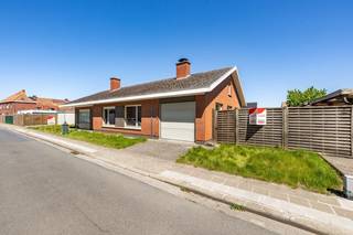 Wij stellen voor deze verrassend ruime en vrijstaande te renoveren bungalow, gelegen in een doodlopende straat in een rustige buurt in Wakken 🌿. Een ideale thuis voor wie houdt van comfortabel gelijkvloers wonen en graag de handen uit de mouwen steekt om een woning volledig naar eigen smaak te moderniseren! <br /><br /><strong><u>📍 Ligging:</u></strong><br />Rustig gelegen in een aangename en residentiële woonomgeving te Wakken 🌳, met een vlotte bereikbaarheid naar omliggende gemeenten en invalswegen 🚗. Ideaal voor wie rustig wil wonen met een open en groen gevoel!<br /><br /><u><strong>🛋️ Indeling:</strong></u><br />Gelijkvloers: Inkomhal. U wordt ontvangen in een ruime en zeer lichtrijke leefruimte, voorzien van grote raampartijen en een karaktervolle, authentieke haard. Aansluitend vindt u de aparte, royale leefkeuken met veel werkruimte en de mogelijkheid om een gezellige eethoek te creëren. Een nachthal geeft toegang tot meerdere volwaardige slaapkamers (voorzien van rolluiken) en een badkamer uitgerust met een ligbad en lavabomeubel 🛁. Daarnaast beschikt de woning over een uitzonderlijk diepe, inpandige garage. Deze ruimte is zo groot dat ze tevens perfect dienst doet als technische ruimte en praktische wasplaats, met directe toegang tot de tuin.<br /><br />Zolderverdieping:<br />Een absolute troef is de gigantische, open zolderruimte. Deze bevindt zich over de gehele oppervlakte van de woning.<br /><br />Buiten:<br />De woning is omgeven door een tuin met veel potentieel, een afgesloten achtertuin en beschikt over een praktische oprit ☀️.<br /><br />🔑 Troeven van de woning:<br />✔️ Vrijstaande bungalow (levenslang wonen!) 🏡<br />✔️ Gigantische zolder met veel opslagmogelijkheden✨<br />✔️ Zeer lichtrijke leefruimtes met grote raampartijen 🌞<br />✔️ Uitzonderlijk ruime inpandige garage 🚗<br />✔️ Super mooie en groene ligging<br />✔️ Een fantastisch project om volledig naar eigen wens in te richten! 🛠️<br /><br /><u><strong>🌡️ Energie & constructie:</strong></u><br />Centrale verwarming (momenteel stookolie - solide ketel Viessman aanwezig in de garage)🏗️<br />Zeer degelijke en robuuste basisconstructie 🏷️<br /><br />Renovatieproject:<br />het ideale moment om de woning energetisch te optimaliseren naar de hedendaagse normen (renovatieverplichting van toepassing).<br /><br />💬 Interesse in deze vrijstaande woning met enorm potentieel? Neem snel contact op met <strong>Dominique +32 476 77 31 31</strong> of <strong>dominique@vastgoedcanniere.be</strong> en ontdek jouw toekomstige droomwoning!