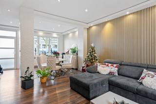 In een rustige en aangename woonstraat in Merksem bevindt zich deze toffe rijwoning aan de Lange Bremstraat 49.De ligging is bijzonder gunstig: in de...