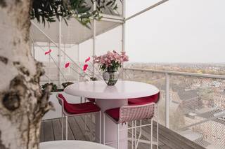 Op de 15de verdieping van de K-Tower (bouwjaar 2018) te Kortrijk bevindt zich dit fantastische appartement met een bewoonbare oppervlakte van 307 m² + 78 m² terrassen. <br />De prachtige uitzichten over de Leie en stad Kortrijk, tot aan de Kluisberg, Heuvelland of Gent, zijn alvast adembenemend! De high-end afwerking met oog voor detail en luxe, de mooie woonvolumes, de 3 terrassen, ... het zijn slechts enkele van de troeven van dit uitzonderlijk appartement!<br /><br />Dit riante appartement werd volledig op maat ingericht en afgewerkt. Tijdloze, luxueuze materialen, parketvloeren, domotica, ingebouwde verlichting, maatmeubilair en inbouwkasten, ... Deze perfectie zorgt alvast voor een uiterst luxueuze woonbeleving in het centrum van Kortrijk.<br /><br />Indeling:<br /><br />- schitterende leefruimte met groot salon en prachtige uitzichten<br />- moderne, grote eethoek met toegang tot 2 terrassen met zicht op de Leie (ZO en ZW gericht)<br />- luxueuze, hyperingerichte keuken (Vzug toestellen, koffiemachine, vaccuummachine, steamer, ...) en bijkeuken (met koelcel)<br />- ruim bureau, volledig op maat gemaakt<br />- prachtige suite met aanpalend badkamer (douche, bad en lavabo) en compleet ingerichte dressing<br />- volwaardige slaapkamer 2 en 3 <br />- badkamer 2 met lavabo en douche<br />- polyvalente ruimte (op heden als ontmoetingsruimte/bar/logeerkamer gebruikt) met toegang tot terras nr 3<br />- 2 grote bergingen op de -1 <br /><br />Optioneel bij te kopen: <br />- gesloten garagebox nr 42 van ongeveer 26 m² met directe toegang tot een berging van ongeveer 16 m².<br />- gesloten garagebox nr 43 van ongeveer 18 m².<br /><br />Neem contact op met Carl Boedts (0473/951821) of Annelies Wyseur (0497/377449) voor meer informatie over dit uitzonderlijke appartement.<br /><br /><br />Bestuursmaatregelen in het maatregelenregister: nee