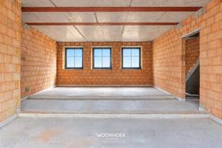 <p>Discover this windproof shell property featuring three bedrooms, two bathrooms, an indoor garage, and two outdoor spaces. The property is spread across several floors and presents an exciting opportunity for those who want to finish their future home entirely to their own taste and living needs.</p><p>Thanks to the current stage of construction, you, as the buyer, will enjoy great freedom in the interior design. From flooring, interior doors, and plumbing fixtures to lighting and material choices: you determine the look and feel of the home yourself. This allows you to create a personalized home that perfectly matches your lifestyle.</p><hr /><p>On the ground floor, you’ll be welcomed into the entry hall. This floor also features an indoor garage—a major asset for safely parking your car, storing bicycles, or providing additional storage space. At the rear, this floor opens onto a low-maintenance city terrace.</p><p>The first floor serves as the central living area. Here you’ll find the open-concept living and family room, with ample space to create a cozy sitting and dining area. The open layout fosters a pleasant sense of togetherness and makes this floor the daily heart of the home. A first bathroom is also located on this level.</p><hr /><p>The second floor features three bedrooms. These can be flexibly arranged as bedrooms, children’s rooms, guest rooms, or home offices. One of the bedrooms features its own terrace, a lovely addition that provides extra light and a private outdoor space. A second bathroom is also located on this floor, contributing to the residents’ daily comfort and privacy.</p><p>The third floor comprises an attic space. This offers additional possibilities as a storage area, hobby room, or multipurpose room, depending on your personal preferences and the final finish.</p><hr /><p>The sales price is broken down as follows: the land portion amounts to €115,000, on which 12% registration fees are due. The building portion amounts to €234,000, to which the reduced VAT rate of 6% applies, provided the legal conditions are met.</p><p>With three bedrooms, two bathrooms, an indoor garage, and a versatile attic, this home combines a practical layout with exceptional potential.</p><p>Request more information or schedule a visit easily online, by phone at 09 310 77 07, or by email at info@woonhoekvastgoed.be.</p>