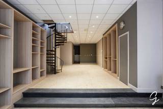 TE KOOP IN WETTEREN:<br /><br />Op zoek naar de ideale locatie om uw zelfstandige activiteit uit te oefenen? Dit handelshuis, gelegen in het centrum van Wetteren, biedt een uitstekende opportuniteit voor wie wonen en werken wil combineren. Dankzij de centrale ligging vormt dit pand een interessante uitvalsbasis voor diverse zelfstandige activiteiten. Boven de handelsruimte bevindt zich de woning, die beschikt over drie slaapkamers, een keuken, een gezellige woonkamer en een badkamer uitgerust met douche, toilet en lavabo. Deze combinatie van een commerciële ruimte en een volwaardige woongelegenheid biedt tal van mogelijkheden voor ondernemers die hun zaak willen uitbouwen en tegelijk willen genieten van het comfort van thuis. Een interessante investering voor wie op zoek is naar een pand met veelzijdige mogelijkheden op een centrale locatie in Wetteren.<br /><br />Wens je meer info of een bezoek: <br />Contacteer Wolf op 0498 54 06 90 of mail naar wolf@cornelis-goeman.be voor een afspraak.
