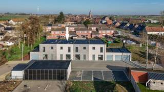Roesbrugge: Betaalbare nieuwbouwwoningen met alle modern comfort, 3 slpks, garage en tuintje.<br />Roesbrugge, charmant dorp aan de IJzer met tal van wandel- en fietspaden en activiteiten aan en rond de IJzer (kajak,...). Het is een klein, landelijk dorp in de Westhoek, vlak bij de Franse grens en deelgemeente van Poperinge. Het staat bekend om zijn rustige sfeer, open landschap en de nabijheid van de rivier de IJzer. Het dorp heeft een typisch Vlaams karakter met een centrale kerk, enkele lokale cafés en een hechte dorpsgemeenschap.<br />De straat waar dit project gelegen is werd "De Briekerie" gedoopt en is een zijstraat van de Weggevoerdenstraat. Daardoor is de woonomgeving rustig en woont u toch dichtbij het charmante centrum van Roesbrugge. In dit landelijk kader worden er nu 22 BEN-woningen gebouwd als toonbeeld van hedendaags wooncomfort (BEN = bijna energieneutraal). <br />Naar indeling vinden we op het gelijkvloers een inkomhall met een apart toilet, een open woon- en leefruimte met veel lichtinval en een open ingerichte keuken (met aansluitend handige berging/wasplaats). Door de vloerverwarming beneden verliest u geen ruimte en kunt u gemakkelijk uw meubilair plaatsen. Op het eerste verdiep zijn er 3 slaapkamers en een badkamer. <br />De 4 laatste foto's bij deze advertentie werden gegenereerd met AI om aan te tonen hoe u de woning kan inrichten. <br />Elke woning heeft verder nog een private garage én zijn er in het woonproject meerdere openbare parkeerplaatsen voorzien voor uw bezoekers. <br />In Roesbrugge zijn er nog enkele voorzieningen aanwezig: dorpswinkeltje, automatenshop, bakkerij, brasserie De Gouden Arend, Brouwerij Feys én kleuter- en lager onderwijsschool!<br />De vermelde prijs van € 254.697,18 is ALL-IN, zijnde: grond- en constructiewaarde, aansluitingskosten, EPB-verslag, Postinterventiedossier, B.T.W., registratie én garage! Informeer zeker naar de andere woningen in het woonproject die misschien meer bij uw woonwensen aansluiten. <br />Vraag nu uw vrijblijvend bezoekje aan om de modelwoning te bezoeken!