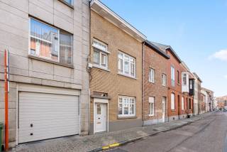 Deze te renoveren rijwoning heeft op het gelijkvloers een woonkamer, keuken, bijkeuken en een toilet. In de achtertuin is er een grote werkplaats van ongeveer 60m² met tal van mogelijkheden! Op het eerste verdiep is er een badkamer en 2 slaapkamers. De ruime zolder biedt de mogelijkheid om 2 extra slaapkamers bij te maken indien gewenst. Deze woning is ideaal gelegen kortbij alle mogelijke faciliteiten (bank, restaurant, ontspanningsmogelijkheden, ...) en ligt op wandelafstand van de winkelstraten in Tienen. Er is ook een goede verbinding naar de autosnelweg en/of het station van Tienen. Zoekt u een goed gelegen renovatieproject met potentieel? Neem dan contact met ons bureau voor uw afspraak.