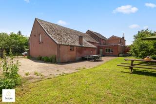 <strong>Unieke renovatiekans op uitzonderlijke locatie in Aarschot</strong><br /><br />Op zoek naar een eigendom die rust, privacy en een exclusieve ligging combineert met de mogelijkheid om uw droomwoning volledig naar eigen wens te realiseren? Dan is deze uitzonderlijke eigendom zonder twijfel een buitenkans, met de mogelijkheid een perceel landbouwgrond aan te kopen in de buurt van 100 meter van de woning, perceel van bijna 2 hectare. <br /><br />Deze karaktervolle langgevelhoeve met een indrukwekkende gevelbreedte van maar liefst 23 meter bevindt zich op een werkelijk unieke locatie in Aarschot. Omringd door groen en natuur geniet u hier van een ongeëvenaarde rust en privacy, terwijl alle dagelijkse voorzieningen, het stadscentrum en de verbinding naar de autosnelweg richting Leuven en Brussel zich op korte afstand bevinden. Een zeldzame combinatie die slechts uitzonderlijk op de markt komt.<br /><br />De eigendom wordt aangeboden als een totaalrenovatieproject en biedt bijzonder veel potentieel. Een grote meerwaarde is dat de woning wordt verkocht inclusief een vergunde bouwvergunning en goedgekeurde plannen, waardoor u onmiddellijk aan de realisatie van uw droomproject kunt beginnen zonder lange administratieve procedures.<br /><br />Volgens de vergunde plannen wordt de woning omgevormd tot een exclusieve gezinswoning met een doordachte en hedendaagse indeling:<br />
<ul>
<li>Ruime inkomhal</li>
<li>Bureau of praktijkruimte</li>
<li>Royale leefruimte met open keuken</li>
<li>Garage</li>
<li>Vier volwaardige slaapkamers</li>
<li>Twee badkamers</li>
<li>Diverse praktische berg- en leefruimtes</li>
</ul>
<br />De absolute blikvanger van deze eigendom zijn zonder twijfel de adembenemende vergezichten over de omliggende natuur. Dankzij de unieke inplanting geniet u dagelijks van een panoramisch uitzicht dat elk seizoen een ander decor biedt.<br /><br />Troeven van deze eigendom:
<ul>
<li>Uitzonderlijke en rustige ligging</li>
<li>Volledige privacy midden in het groen</li>
<li>Indrukwekkende gevelbreedte van 23 meter</li>
<li>Verkocht met vergunde bouwplannen</li>
<li>Mogelijkheid om een exclusieve droomwoning te realiseren</li>
<li>Vier slaapkamers en twee badkamers volgens vergunde plannen</li>
<li>Vlotte verbinding naar Leuven, Brussel en belangrijke invalswegen</li>
<li>Prachtige, blijvende natuurzichten</li>
<li>Zeldzame eigendom met uniek karakter</li>
</ul>
Een eigendom voor wie geen genoegen neemt met het gewone en op zoek is naar een uitzonderlijke woonbeleving op een locatie die zelden beschikbaar komt.<br />Contacteer ons voor meer informatie over de plannen en ontdek het unieke potentieel van deze bijzondere eigendom.<br /><br />ook uw eigendom succesvol verkopen? info@lotemvastgoed.be/0475520014<br />