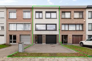 Deze instapklare en energiezuinige woning is uitstekend gelegen, met directe verbindingen naar alle belangrijke in- en uitvalswegen. Dankzij...