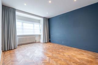 <p><span>Hyper polyvalente en ruime woning in de Pulhof wijk. </span></p><p><span>gelegen in de authentieke en gegeerde Pulhofwijk, tussen de Grotesteenweg en de Prins Boudewijnlaan, op wandelafstand van tram en bus, winkels, scholen en de belangrijkste invalswegen.  </span></p><p><span>De woning werd door de jaren heen gerenoveerd, zo werd de buitenschil (gevels en daken) volledig vernieuwd en geïsoleerd, de oprit en tuin heraangelegd.  binnen werd de gelijkvloers ingericht als dokterspraktijk maar kan dit ook gebruikt worden als kantoor, studio, tweewoonst of gewoon als bijkomende leefruimte, slaapkamers of nog veel meer.</span></p><p><span> </span></p><p><span>-1: diverse kelderruimtes (wasplaats/provisie/technische ruimte/…)</span></p><p><span>0: inkom en trappenhal, bureel en zeer ruime polyvalente ruimte of salon, wc, garage </span></p><p><span>1: hal, wc, leefruimte, keuken, achterkeuken/provisie, slaapkamer en badkamer</span></p><p><span>2: hal, 2 kamers, wc, bureel of kinderkamer, badkamer</span></p><p><span> </span></p><p><span>+ Rustige gegeerde woonwijk</span></p><p><span>+ Nabij alle faciliteiten</span></p><p><span>+ Ideaal als dokterswoning, tweewoonst, woning + studio, etc...</span></p><p><span>+ Bijna 300 m² oppervlakte</span></p><p><span>+ Enorm veel maatkasten</span></p><p><span>+ parking + garage</span></p><p><span>+ Gunstige energienorm (EPC B)</span></p><p><span>+ Onderhoudsvriendelijke tuin</span></p><p><span>+ Uniek object</span></p><p><span> </span></p>