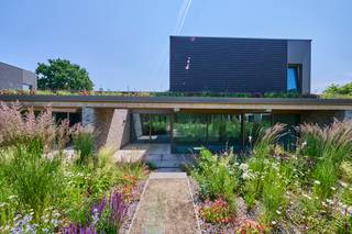 <p><strong>Exclusief wonen bij Amoer. Kom op beleving in dit unieke project en bezoek de hoogwaardig afgewerkte MODEL-tuinloft na afspraak.</strong><br /><br />Het woonconcept AMOER situeert zich vlak naast het centrum van Hasselt. In het binnengebied tussen de Alverbergstraat en de Oude Kuringerbaan (Heilig Hartwijk) schuilen <strong>zes exclusieve tuinlofts, zeven appartementen en een ondergrondse parkeergarage</strong> in de schaduw van een oude moerbeiboom. <br /><br />Amoer herbergt zes exclusieve tuinlofts met twee of drie slaapkamers. Twee woningen krijgen een extra verdieping, de andere vier zijn volledig gelijkvloers. Deze vormen zo een thuis waar je levenslang kan wonen. De inwoners van Amoer krijgen een belevingstuin midden in de stad. Alle woningen zijn BEN-woningen met een e-peil van nul, waardoor je 5 jaar geen KI moet betalen.<br /><br /><span><strong>Tuinloft A.005</strong></span><br /><strong>Gelijkvloerse woning met extra verdiep:</strong><br />- moderne architectuur<br />- top afwerking en hoge afwerkingsbudgetten voorzien - afwerking nog volledig te kiezen<br />- ruimtelijk gevoel door open karakter<br />- bruto woonoppervlakte 200m²<br />- terras: 39m²<br />- 3 slaapkamers waarvan 1 gelijkvloers - mogelijkheid voor een 4e slaapkamer op de verdieping i.p.v. de vide (zie variant plan)<br />- 1 badkamer gelijkvloers en 1 douchecel op verdieping<br />- hoogwaardig afgewerkte keuken<br />- aparte berging<br />- zichtbare betonstructuur<br />- moderne eiken plafonds van 2m90 (optioneel)<br />- gebruik van natuurlijke materialen<br />- vloerverwarming + vloerkoeling standaard aanwezig<br />- warmtepomp<br />- ventilatiesysteem type D<br />- zonnepanelen voor iedere woning<br />- ruime ondergrondse parkeerplaats<br />- het comfort van een woning maar het onderhoud van een appartement<br /><br />Vermelde prijs is exclusief ondergrondse parkeerplaats, registratie, BTW en notariskosten.<br /><br />Wij ontzorgen je ook voor <strong>de verkoop</strong> van <strong>je huidige woning</strong>! Voor meer uitleg helpen we je graag verder.</p>