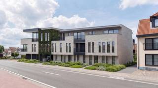 <p><strong>APPARTEMENT 1.2 — NOG EVEN GENIETEN VAN DE AVONDZON</strong></p>
<p>Na een drukke dag thuiskomen, de terrasdeur openen en buiten aanschuiven voor het avondeten. Appartement 1.2 combineert 110 m² woonruimte met een westelijk georiënteerd terras van 19,6 m². Een fijne plek voor een aperitief met vrienden, een rustig moment met een boek of lang tafelen in de avondzon.</p>
<p>Binnen brengt de leefruimte koken, eten en ontspannen samen. Een echte leefkeuken, een gezellige eetkamer en een comfortabele zithoek krijgen hier elk hun plaats. Het aansluitende terras nodigt uit om op zachte dagen de deuren open te zetten en het buitenleven bij uw dagelijkse ritme te betrekken.</p>
<p>Twee volwaardige slaapkamers bieden ruimte voor uzelf en voor gasten. De badkamer wordt naar uw wensen ingericht en biedt plaats aan zowel een ligbad als een inloopdouche. Een afzonderlijk toilet en een ruime berging met wasplaats maken het appartement praktisch en comfortabel.</p>
<p>Een ruime thuis waar de dag eindigt met een ontspannen moment buiten.</p>
<p><strong>RESIDENTIE MANDARIN — RUIMTE OM THUIS TE KOMEN</strong></p>
<p>Aan de Tilburgseweg in Poppel verrijst een kleinschalige residentie met 13 appartementen van 93 tot 185 m². De werken starten naar verwachting in het voorjaar van 2027.</p>
<p>Mandarin biedt een gevarieerd aanbod met twee of drie slaapkamers, private tuinen bij de gelijkvloerse appartementen en rechtstreekse lifttoegang bij de dakappartementen. Elk appartement beschikt over een royaal leefterras van 17,6 tot 67,5 m². Ruimte voor vrienden rond de tafel, een ontspannen namiddag en lange zomeravonden.</p>
<p><strong>UW SMAAK, UW THUIS</strong></p>
<p>Een keuken waarin u graag kookt. Een vloer die rust brengt. Materialen en kleuren die bij u passen. U kiest de binnenafwerking binnen de voorziene budgetten en geeft uw nieuwe thuis zo een persoonlijk karakter.</p>
<p>Elk BEN-appartement wordt uitgerust met een individuele warmtepomp, een eigen installatie zonnepanelen, vloerverwarming én vloerkoeling. Samen zorgen deze technieken voor een energiezuinige woning en een aangenaam binnenklimaat.</p>
<p><strong>ONTDEK ONZE LANCERINGSPRIJZEN</strong></p>
<p>De appartementen in residentie Mandarin starten vanaf € 320.000, exclusief autostaanplaats, berging en kosten. Contacteer ons voor de prijs en een volledige berekening van appartement 0.1.</p>
<p>Ondergrondse autostaanplaatsen zijn bij aan te kopen vanaf € 26.000. Ze zijn minstens 2,75 meter breed en voorzien van basisinfrastructuur voor elektrisch laden. Kelderbergingen starten vanaf € 3.000 voor ruim 6 m², met grotere mogelijkheden tot ruim 15 m².</p>
<p>Onder de toepasselijke voorwaarden is aankoop aan het verlaagde btw-tarief van 6% mogelijk, zowel voor eigen bewoning als voor langdurige verhuur. Wij lichten graag toe welke mogelijkheden op uw situatie van toepassing zijn.</p>
<p><strong>BOUWEN OP VERTROUWEN</strong></p>
<p>De promotor werkt samen met betrouwbare partners uit onze regio en besteedt aandacht aan architectuur, duurzaamheid en dagelijks comfort. U koopt een volledig afgewerkt appartement met de bescherming van de Wet Breyne.</p>
<p>Meer informatie: www.deboerenpartners.be/wet-breyne.</p>
<p>Ziet u zichzelf hier thuiskomen? Contacteer ons voor de plannen, een persoonlijke toelichting en een gedetailleerde prijsberekening.</p>