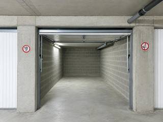 Deze centraal gelegen garagebox (nr. 12), uitgerust met verlichting en elektriciteit, bevindt zich in de residentie Duinzicht III, aan de Duinenweg 231B te Middelkerke. De garagebox is gelegen op verdieping -1 en heeft een totale oppervlakte van 16m².<br /><br />Diepte: 5,95m<br />Breedte: 2,75m<br />Hoogte: 1,98m<br />Inrijbreedte: 2,37m<br /><br />Geïnteresseerd in deze goed gelegen box in Middelkerke? Neem vandaag nog contact met ons op om een bezichtiging te plannen!<br /><br />Bestuursmaatregelen in het maatregelenregister: in aanvraag