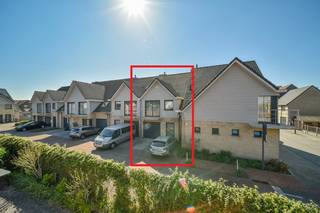 In de Voetbalstraat te Veurne vinden we deze recente woning (2008) met 4 slaapkamers te huur. Het huis is gelegen nabij het centrum van Veurne,...