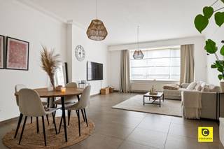 <p><span>Instapklaar gelijkvloers met 2 slaapkamers en groot terras!<br /></span><span>Met veel toewijding werd dit charmant en verzorgd appartement doorheen de jaren smaakvol gerenoveerd. In dit verborgen pareltje van maar liefst 105m² gaan ruimtelijkheid, natuurlijke lichtinval en authenticiteit hand in hand. Het ligt op de gelijkvloerse verdieping van een kleinschalig gebouw met centrale ligging. Parken, scholen, winkels, sportfaciliteiten, openbaar vervoer en invalswegen zijn steeds vlakbij, net als het bruisende Antwerpse stadsleven. Een gedroomde kans voor wie zorgeloos en kwalitatief wil wonen, maar ook voor al wie op zoek is naar een goede investering. Mis deze mooie kans zeker niet!</span></p><p><span> </span></p><p><span>Dit gezellig en stijlvol appartement kent volgende indeling:</span><span><br /><br /></span><span>Inkomhal, leefruimte &amp; keuken:</span></p><p><span>In de aparte inkomhal met parlofoon heeft u voldoende plek om uw vestiaire onder te brengen. Achter de glazen tussendeur vindt u de riante leefruimte van maar liefst 38m². Deze wordt overladen met natuurlijk licht, wat in combinatie met de hoge plafonds het ruimtegevoel nog meer in de verf zet. De gezelligheid en authenticiteit gaan hand in hand met de eigentijdse invulling en het hedendaagse comfort. De praktische open keuken werd mooi geïntegreerd in de woonkamer, biedt voldoende "soft-close" opbergruimte en is uitgerust met een keramisch vuur, dampkap, vaatwasser, oven, koelkast, vriezer en anderhalve lavabo. De trendy spatwand, de ontbijthoek en de sfeervolle inbouwspots zijn leuke extra's die het appartement naar een nog hoger niveau tillen.<br /><br /></span><span>Slaapkamers, badkamer &amp; wasruimte:<br /></span><span>Aan de zéér rustige achterzijde van het gebouw vindt u de ruime slaapkamers (ca. 11 en 16m²) met zicht op het terras. Beiden zijn voorzien van elektrische rolluiken, een garantie op een goede nachtrust en 100% privacy. De rustieke en tevens onderhoudsvriendelijke badkamer met inbouwspots is geheel betegeld en omvat een geweldige inloop-/regendocuhe, een strak wasmeubel met bijhorende spiegelkast en geïntegreerde ledverlichting, een hangtoilet en mechanische ventilatie. De aparte wasruimte is ondergebracht in de inkomhal en voorziet in de aansluitingen voor uw machines, maar ook in extra opbergruimte voor bijvoorbeeld het kuisgerief.<br /><br /></span><span>Terras &amp; kelder:<br /></span><span>Het uitgestrekte terras is de ideale plek voor uw kopje koffie en ontbijt in de ochtend, een sprankelend aperitief na thuiskomst van een drukke werkdag of een gezellige BBQ met familie en vrienden. Het terras kan eenvoudig worden omgetoverd tot een ware "urban jungle", een paradijs voor wie groene vingers heeft en waar je gegarandeerd geheel tot rust kan komen. De ruime, geheel droge kelder biedt enorm veel extra opbergruimte en zit in de prijs inbegrepen.</span></p><p><span><br /></span><span>Extra troeven:</span></p><p><span>- Mobiscore 9,4/10</span></p><p><span>- 105m² cfr. EPC<br />- HR beglazing</span></p><p><span>- HR CV ketel 2015</span></p><p><span>- Elektriciteit conform</span></p><p><span>- Instapklaar</span></p><p><span>- Individuele meters (excl. water)</span></p><p><span>- Terras</span></p><p><span> </span></p>